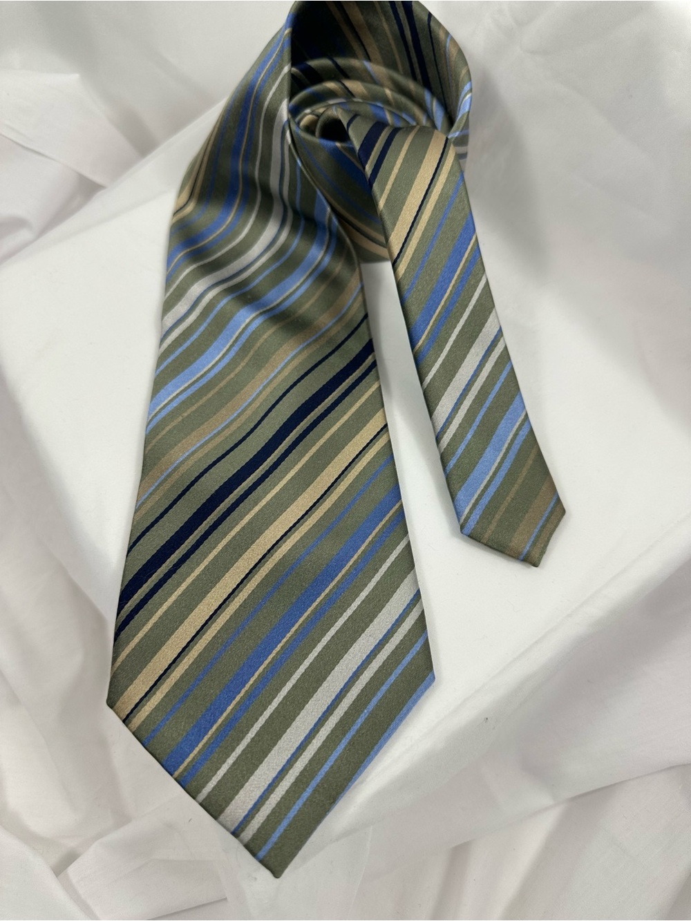 0749 Geoffery Beene Tie